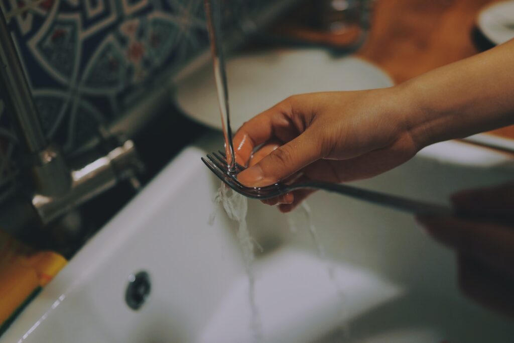 Cleaning dishes